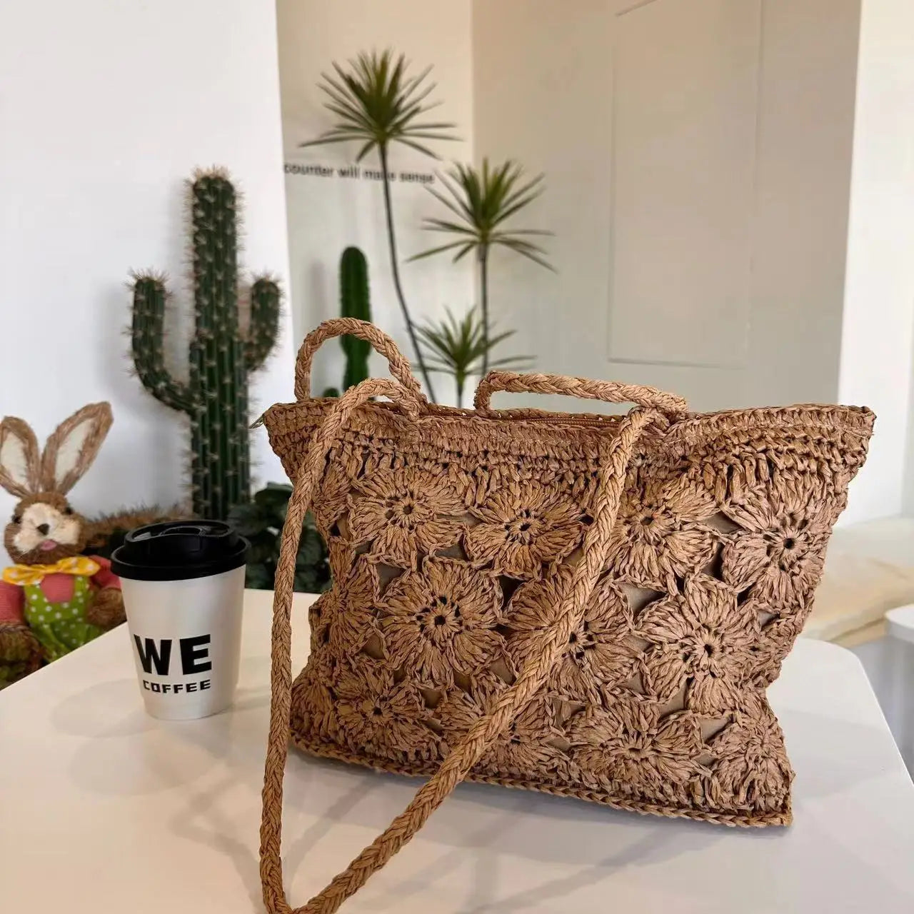 Sac fourre-tout estival, fleuri et tissé avec style